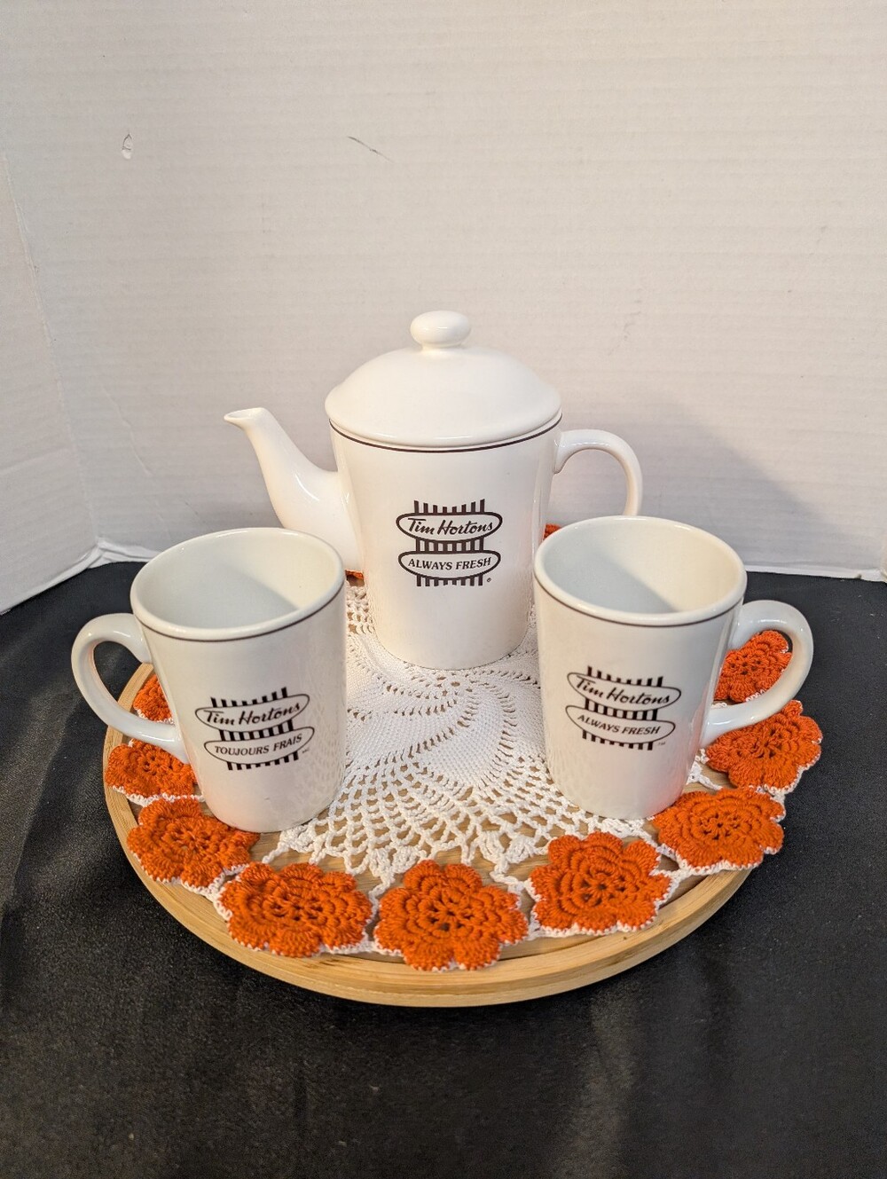 TIM HORTON'S Vintage Tea Pot 16 oz Coffee Carafe Always Fresh & 2 Teacups Mugs